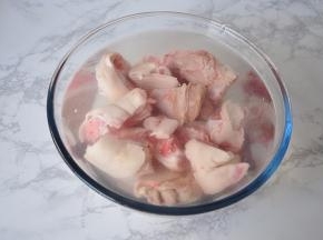 猪蹄剁成小块，用凉水泡出血水，可换几次水。