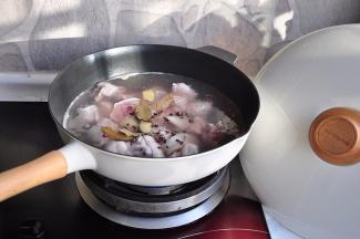 将猪蹄凉水入锅，加入三片姜、三片香叶，十粒左右的花椒，一小段桂皮煮制。