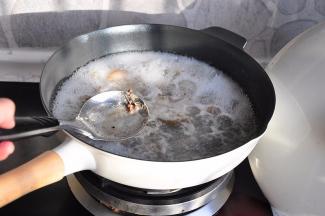 水沸腾后，锅中会有浮沫，这是从猪蹄中煮出的血沫，用勺子仔细的去掉，一直到汤汁清澈。