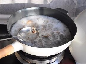 水沸腾后，锅中会有浮沫，这是从猪蹄中煮出的血沫，用勺子仔细的去掉，一直到汤汁清澈。