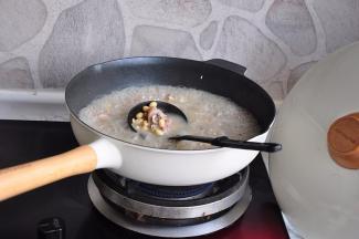 等煮至猪蹄软烂，黄豆轻压即碎，汤汁浓白的状态，我们就可以准备西红柿了。