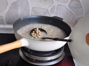 等煮至猪蹄软烂，黄豆轻压即碎，汤汁浓白的状态，我们就可以准备西红柿了。