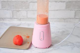 西红柿去皮后切成小丁，用料理机打成汁。