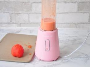 西红柿去皮后切成小丁，用料理机打成汁。