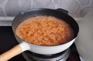 将打好的西红柿汁倒入锅中，不停的搅动。