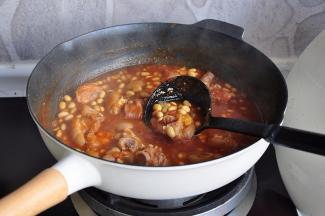 您可以根据口味再加入点番茄酱、酱油、盐调色调味。注意酱油不要太多，会影响口感。一直到汤汁收至自已喜欢的状态。