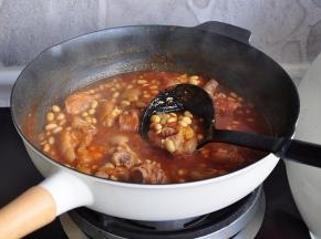 您可以根据口味再加入点番茄酱、酱油、盐调色调味。注意酱油不要太多，会影响口感。一直到汤汁收至自已喜欢的状态。