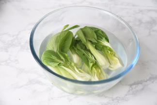 油菜用淡盐水略泡后洗净备用。叶类蔬菜建议大家用淡盐水略泡，这样可以去除农药残留和菜芯里的小虫。