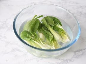 油菜用淡盐水略泡后洗净备用。叶类蔬菜建议大家用淡盐水略泡，这样可以去除农药残留和菜芯里的小虫。