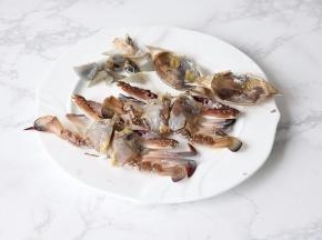 将梭子蟹的蟹壳打开，去掉蟹牙，蟹腮，蟹胃，蟹脐。我用的鲜冻的梭子蟹，您如果有活蟹更好。冻蟹从冰箱中取出，在水笼头下略冲，很快就能打开蟹盖了。