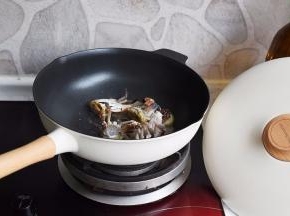 轻奢锅中放入少许油加姜片烧热，将蟹放在里面煎制。在煎时一定要注意，防止蟹身上的水份遇热油溅到烫伤。
