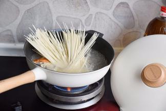 不用等锅中水烧沸腾，即可放入面条。建议大家用挂面，这样煮出的面汤汁清澈。最好用口感筋道的挂面，这样吃起来味道更赞。