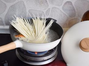 不用等锅中水烧沸腾，即可放入面条。建议大家用挂面，这样煮出的面汤汁清澈。最好用口感筋道的挂面，这样吃起来味道更赞。