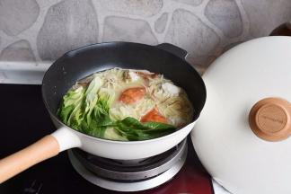 煮至面条熟透，您喜欢筋道的口感，那就少煮一会，如果给老人吃，那就多煮一会，也可以煮熟后关火略焖，都可。记得放入油菜同煮一下哦！