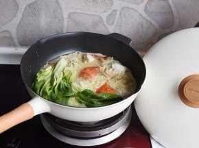 煮至面条熟透，您喜欢筋道的口感，那就少煮一会，如果给老人吃，那就多煮一会，也可以煮熟后关火略焖，都可。记得放入油菜同煮一下哦！