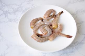 虾去头去壳再次清洗干净。