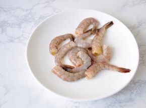 虾去头去壳再次清洗干净。