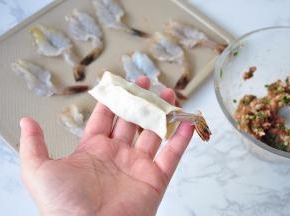 两端不要管，从中间部位挰起来即可。您也可以打个几个褶子，我个人觉得象我这样更直观。