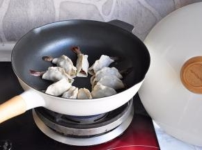 取轻奢不粘锅沿锅边撒油，因为不粘锅本身的特性，所以油不必太多，将包好的虾饺均匀摆上即可。我用的锅是29厘米的，摆这些刚刚好，您的如果大，可以多包几个。
