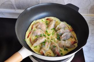 转小火，待锅中蛋液全部凝固即可，点缀点葱花即可出锅。一定要用小火，否则鸡蛋会糊的。