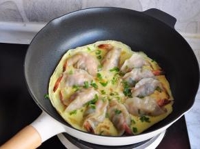 转小火，待锅中蛋液全部凝固即可，点缀点葱花即可出锅。一定要用小火，否则鸡蛋会糊的。