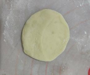 把面团擀成中间后，周围薄的面皮。