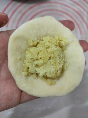 然后放入适量绿豆馅，捏好。