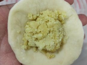 然后放入适量绿豆馅，捏好。