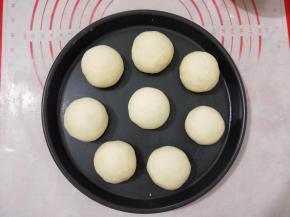 搓圆后摆入烤盘，然后放到烤箱进行二次发酵半个小时左右。
