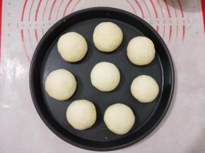 搓圆后摆入烤盘，然后放到烤箱进行二次发酵半个小时左右。