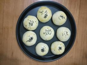 然后拿出来刷一层蛋液，再撒点芝麻。同时烤箱170度预热。