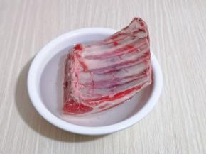 羊排买回来后用温水洗干净，再冷水泡4小时以上。(泡出血水，中途需要多次换水)