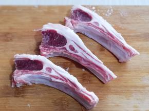 将羊排切3块！（可以根据胃口增减）