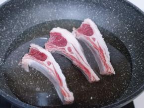 将泡好的羊排焯水，冷水入锅，大火烧开，撇出浮沫，大火煮2分钟捞出。