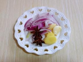 洋葱去皮切条，姜切片，蒜去皮，八角2个