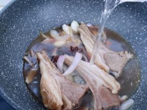 加入清水，摸过羊排即可！