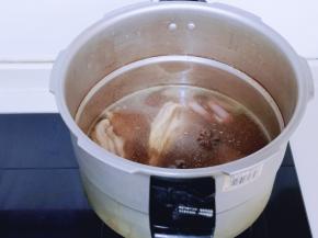 倒入高压锅中！盖上盖子，大火烧开，转中小火20分钟，关火，焖15分钟再打开盖子！