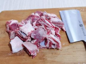 羊排买回来后用温水洗干净，再冷水泡4小时以上。(泡出血水，中途需要多次换水)将羊排切小块！