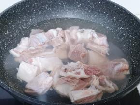 将泡好的羊排焯水，冷水入锅，大火烧开，撇出浮沫，大火煮2分钟捞出。