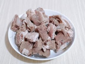 捞出后用冷水反复冲洗，将羊排上的杂质冲洗干净，淋干水份。