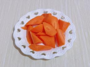 胡萝卜去皮洗干净切菱形块！