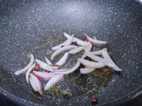 起油锅，加入洋葱香料炒出香味儿。