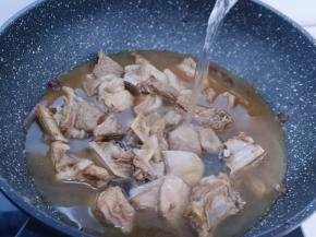 加入清水。(适当多加一些，因为要炖的久一点)烧开后转小火慢炖至羊排酥烂。