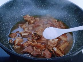 约50分钟的样子，羊排已经酥软，按个人口味加入盐！