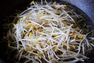 锅中倒入适量的清水，把洗净的绿豆芽放入锅中进行焯水。