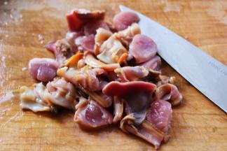 再次洗净天鹅蛋后，用刀把天鹅蛋切成薄片。