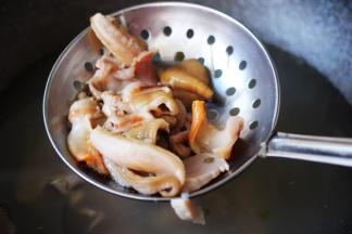 看见天鹅蛋变色后立马捞出沥干水分。