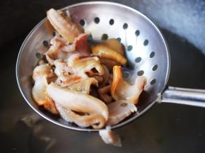 看见天鹅蛋变色后立马捞出沥干水分。