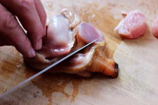 用刀切开天鹅蛋的内脏。