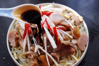 把搅拌均匀的调料均匀的倒在上面。